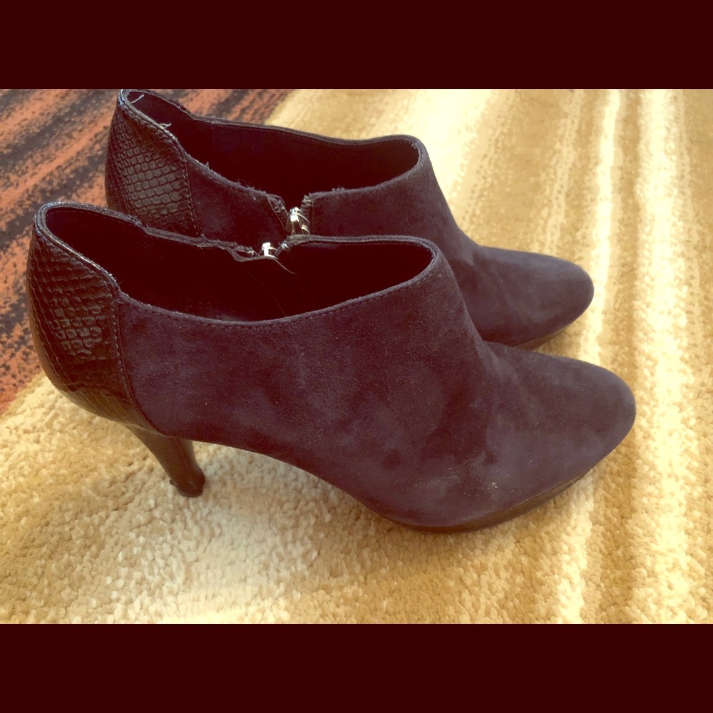 Navy Bandolino booties. Suede w reptile heel.